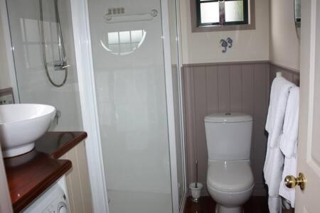 Private Seaside Couples Hideaway Kaka Point Exterior foto