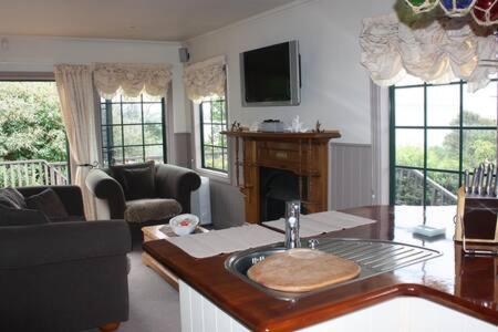 Private Seaside Couples Hideaway Kaka Point Exterior foto