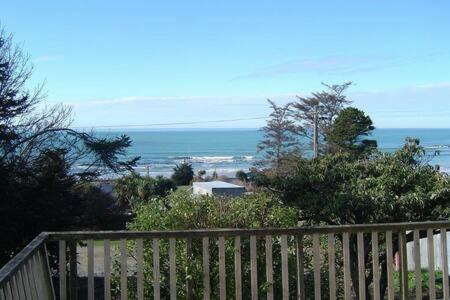 Private Seaside Couples Hideaway Kaka Point Exterior foto